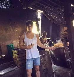 帅大叔吃瓜视频